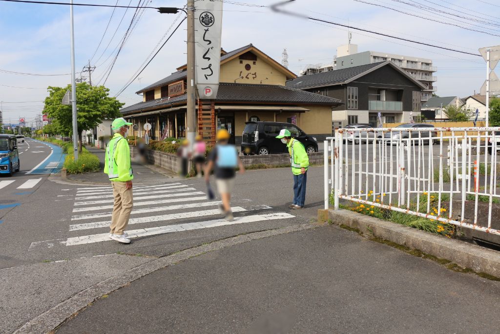 子どもの見守りで声かけをする様子