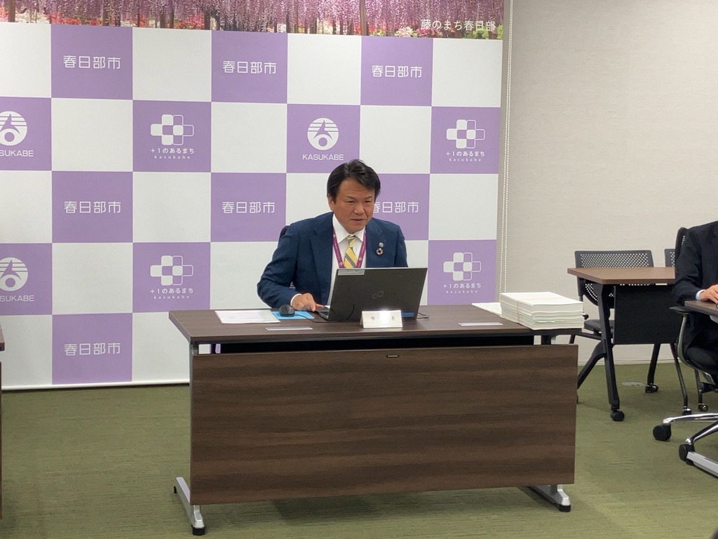 定例記者会見(8月)で説明を行う市長