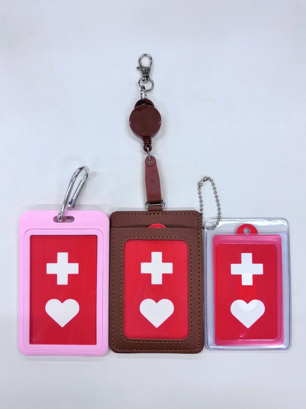 3種類のケースに入っているカード型のヘルプマークの写真。左からカラビナのついたピンクのシリコンケース、リールのついた革製のケース、ボールチェーンのついたビニルケースに入っている。