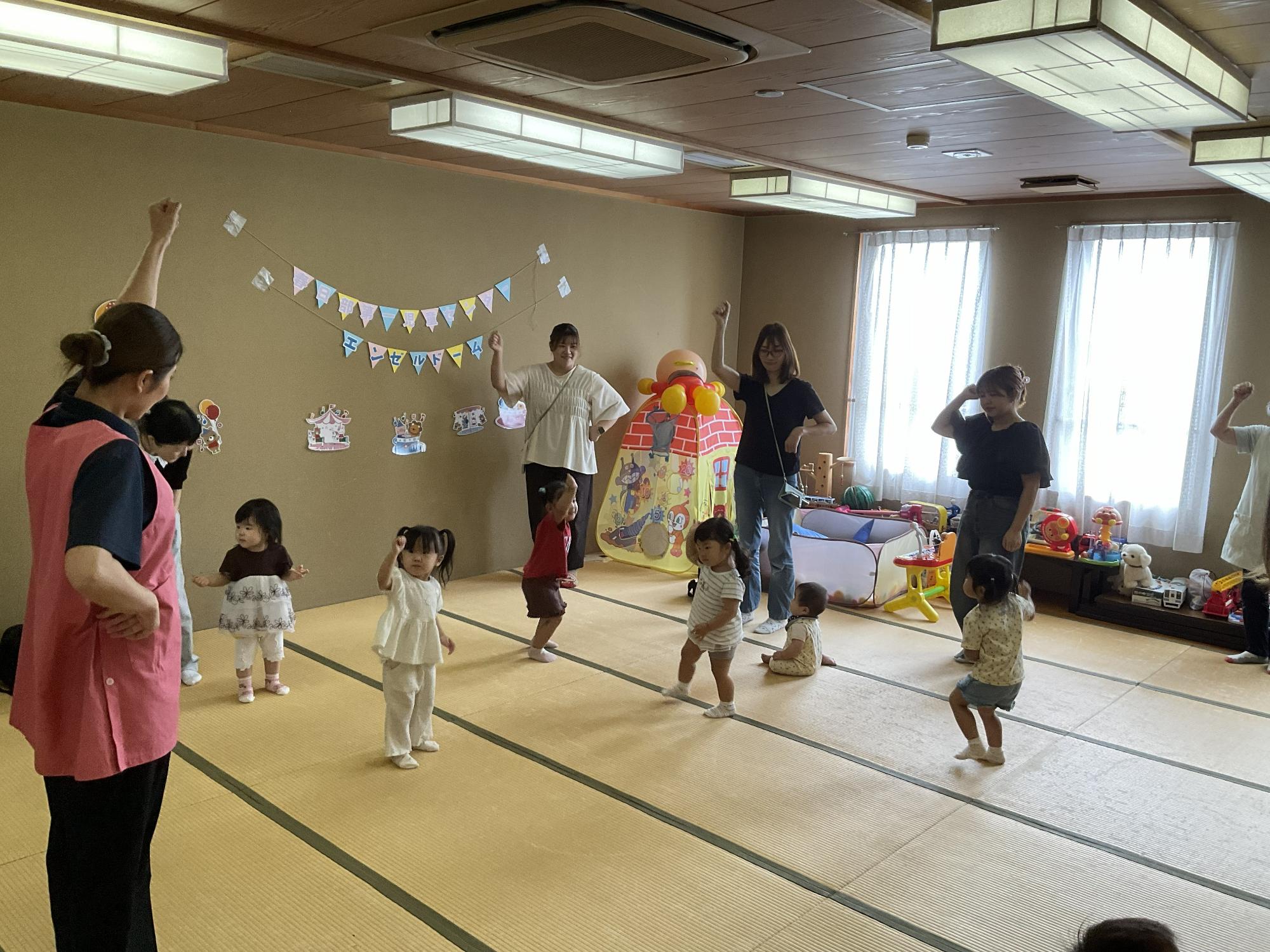 リズムにのって手遊びをしながら、楽しい時間をすごしていました。