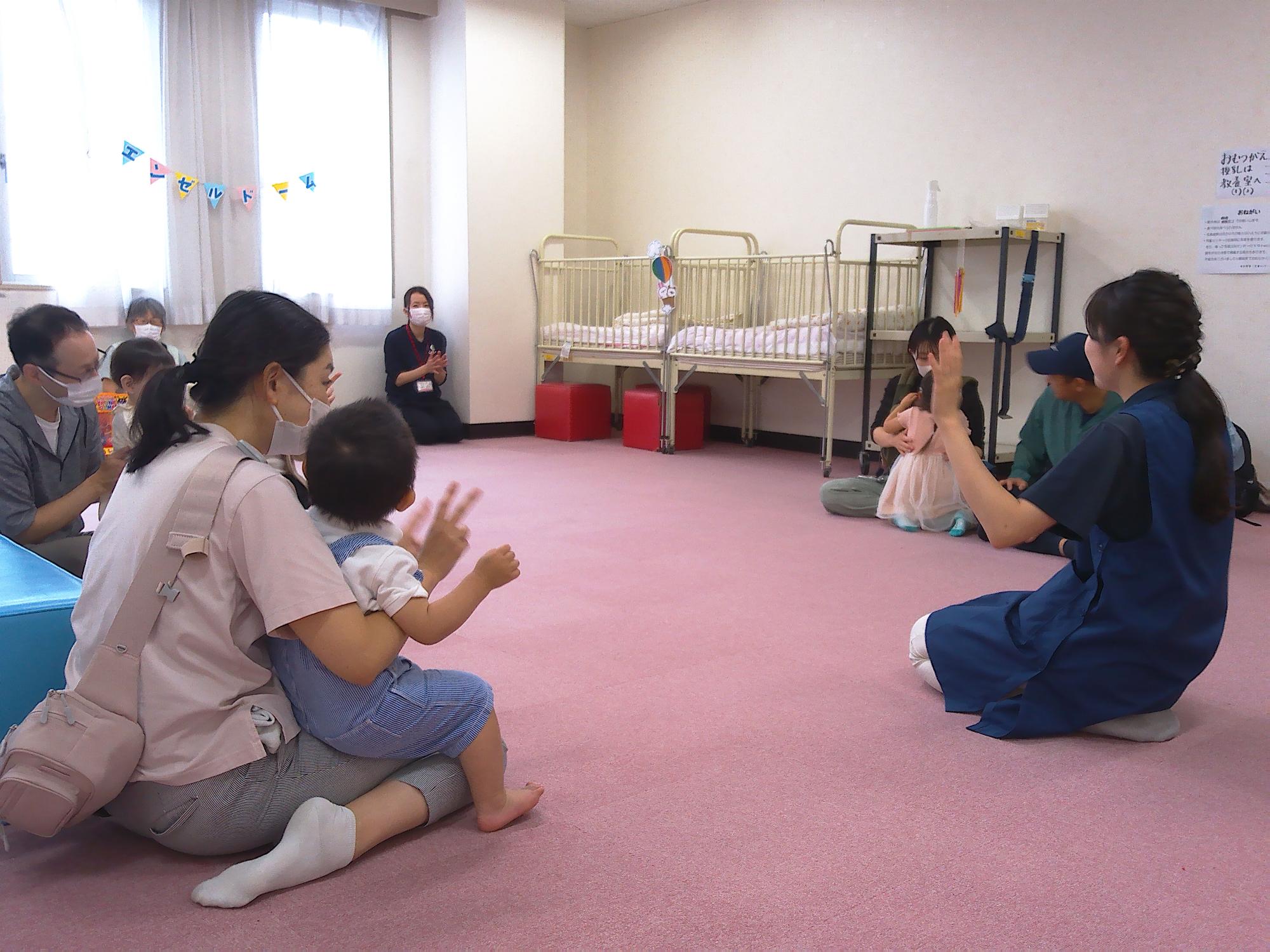 手遊びや体操で楽しく過ごしました。