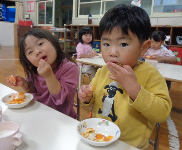 おやつで食べる様子