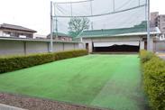 人工芝の敷かれた弓道場の写真
