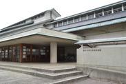 市民武道館の入り口を写した外観写真