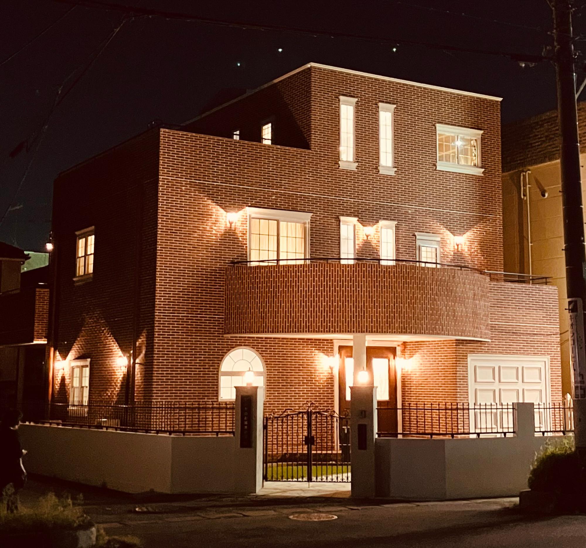 ライトアップされた建物の写真