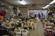 帽子が置かれている作業場の写真