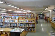 本棚とカウンターの間にある通路の写真