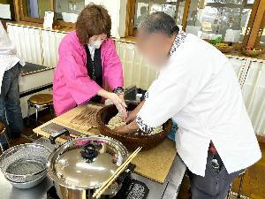 講師に教わりながらそば粉を混ぜる様子