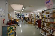 館内を見歩いている人の写真