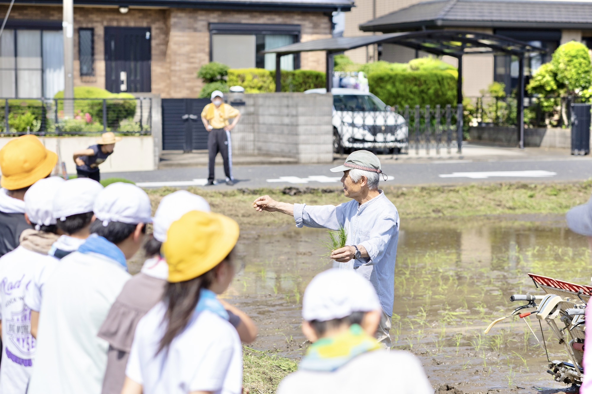 一カ所に植える量を説明する赤沼農水里環理組合の構成員