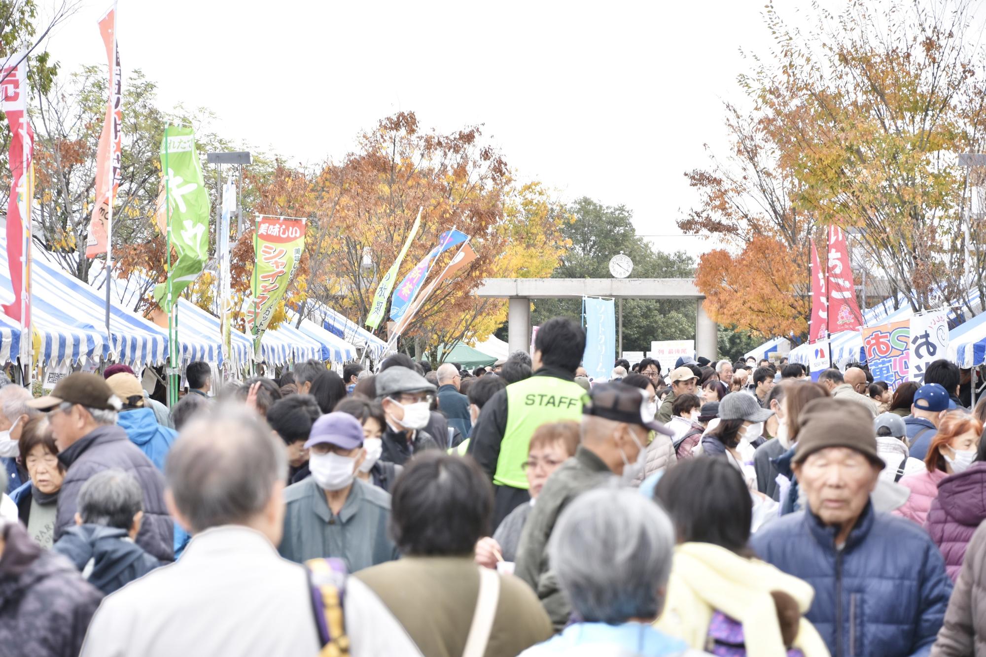 多くの人でにぎわう会場
