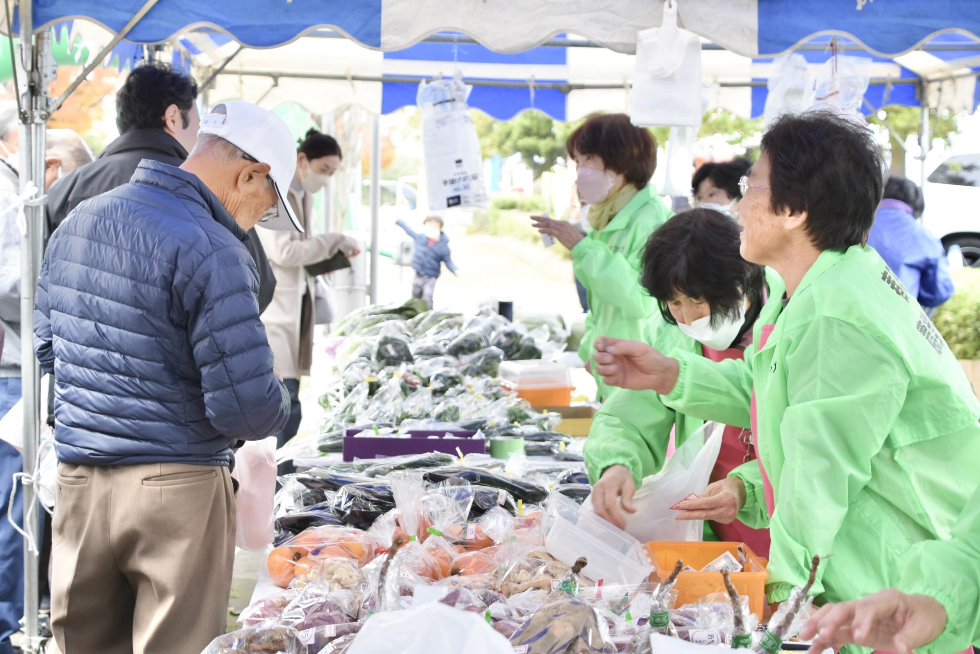 市内産農産物の販売ブース