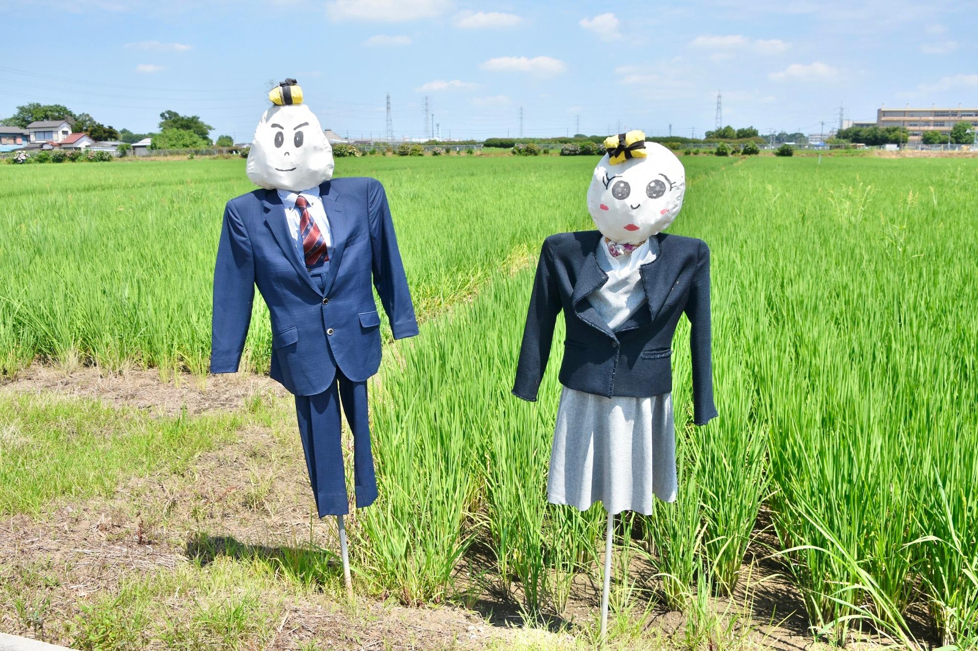 頭に卵焼きの飾りが付いたかかし