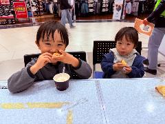 米粉アイスを食べる子どもたち