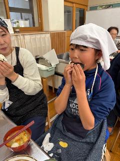おむすびを食べる子ども