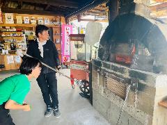 ピザ釜を見つめる子