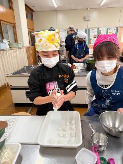 すいとんを作る子ども