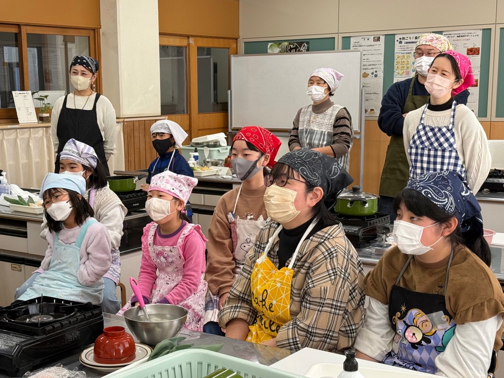 講師の説明を聞く参加者