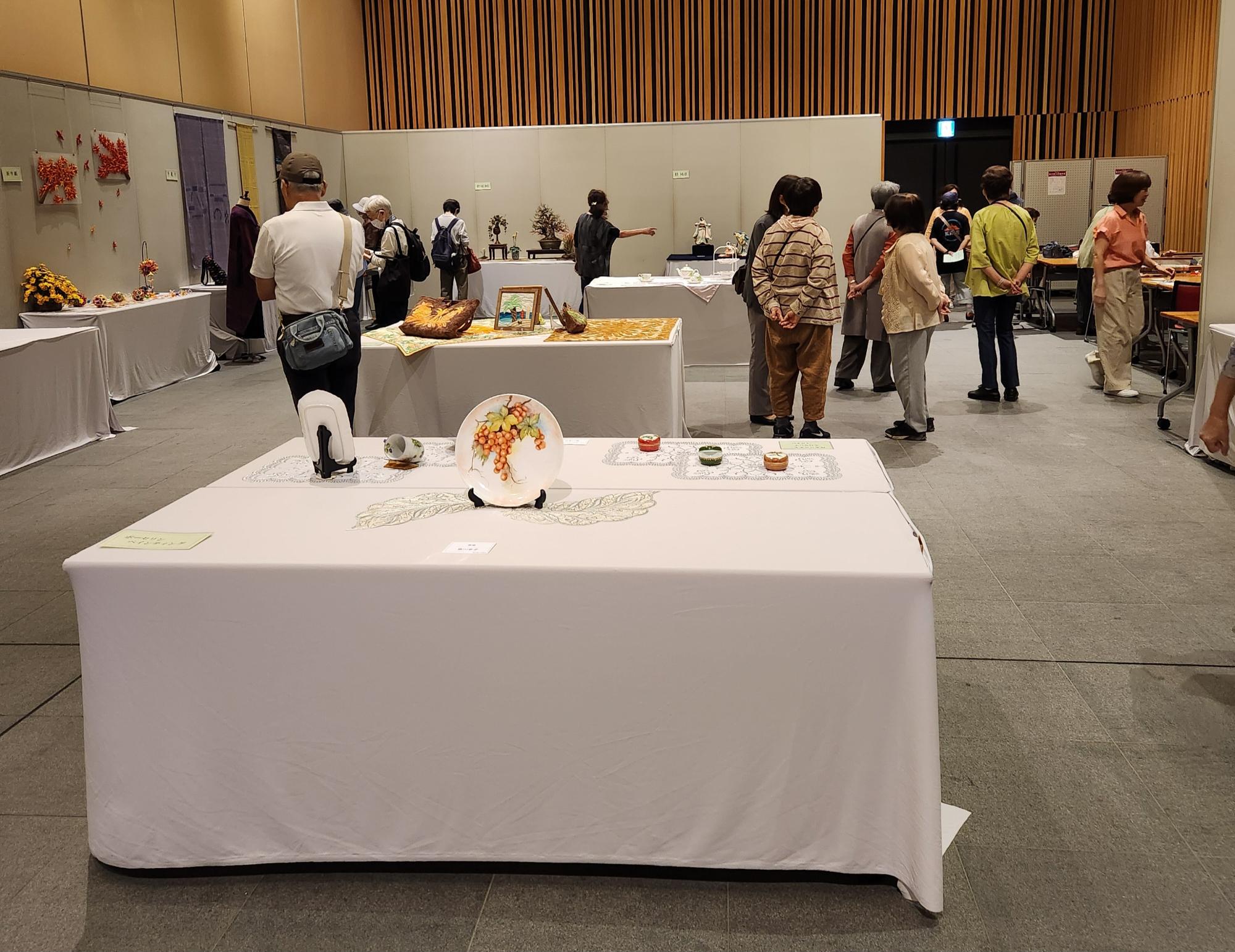 過去の「春日部工芸協会展」の様子