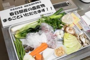 春日部産の農産物が銀色のトレーに並んでいる写真