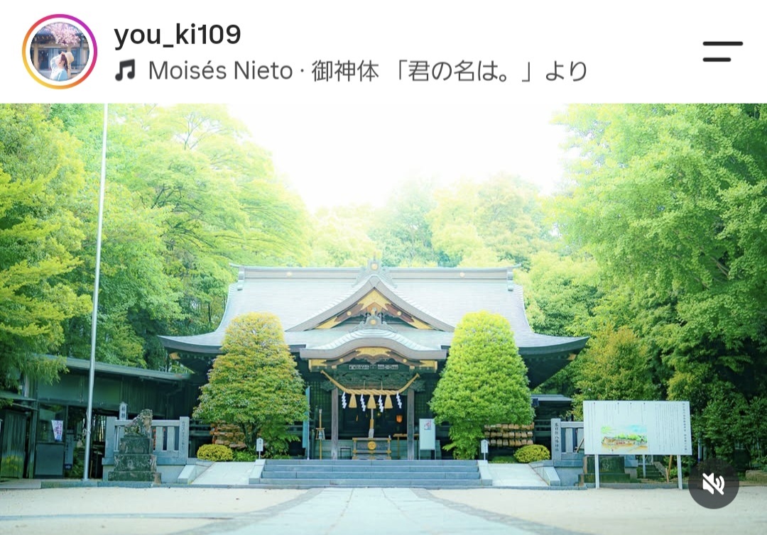 鮮やかな緑の木々に囲まれ、春日部八幡神社の本殿を撮影した写真。