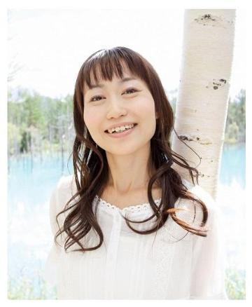 自然を背景に白いワンピースを着たあえかさんのポートレート写真