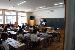 教室内で座って授業を受けている児童たちの写真