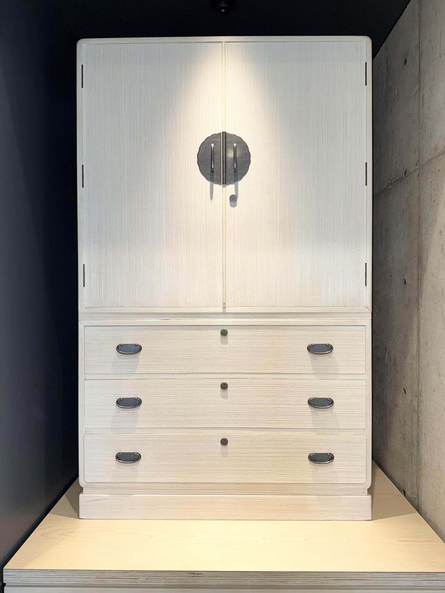 白色で木目が美しい桐たんすの写真