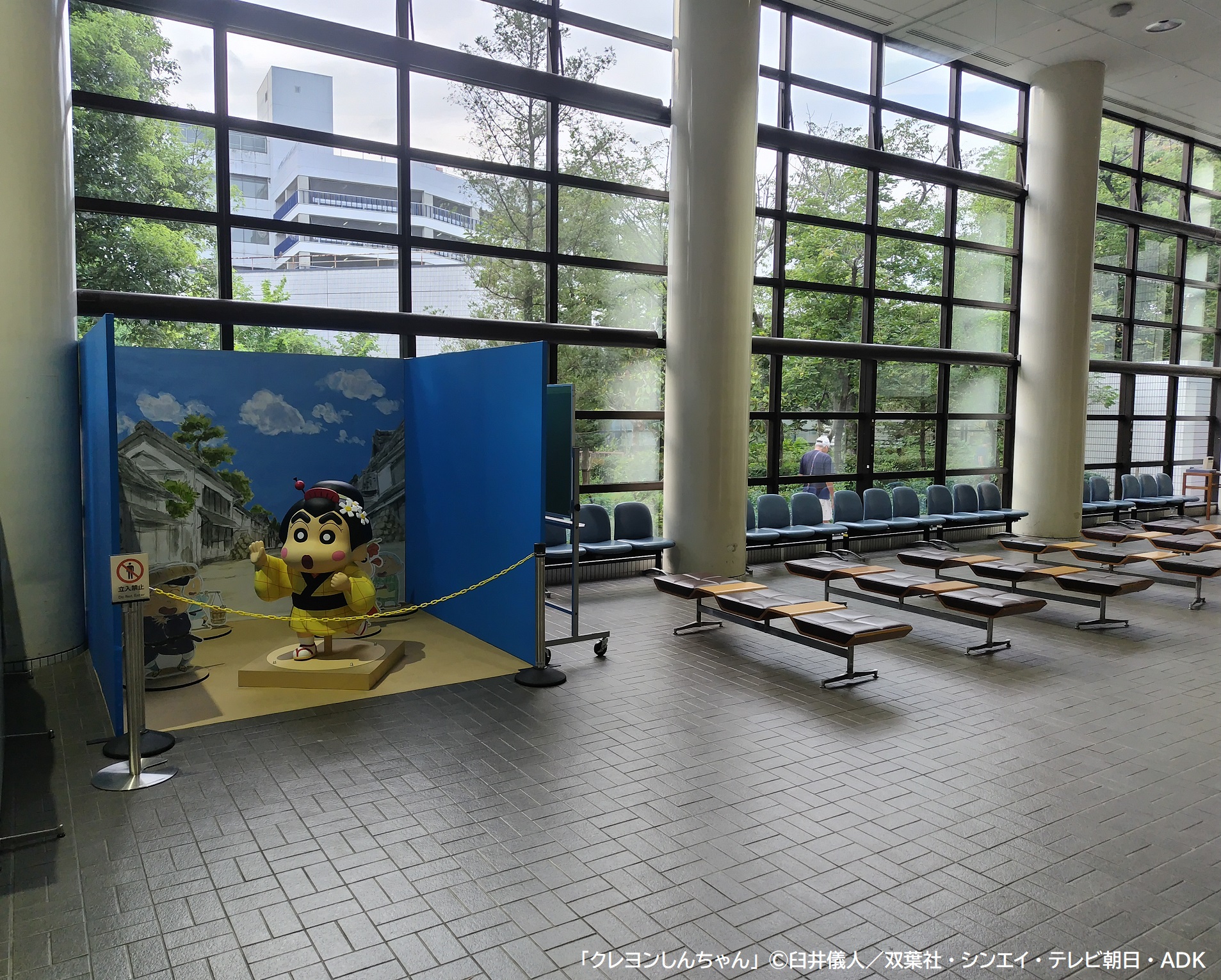 郷土資料館のモニュメントが正和工業にじいろホールに設置された様子