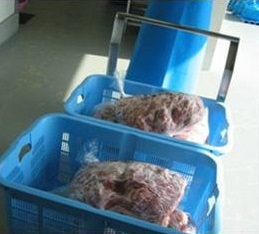 肉を運ぶ