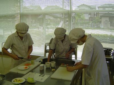 野菜の下ごしらえをしている調理実技研修の写真