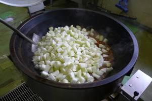 大鍋に投入されている冬瓜や豚肉の写真