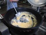 溶けたバターに小麦粉を混ぜペースト状に調理している写真