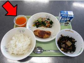 ある日の給食の献立、お盆の左上ににんじんゼリーが乗せられている写真