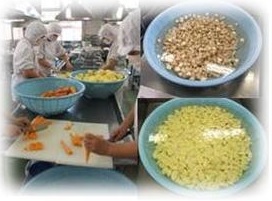 材料を切る様子