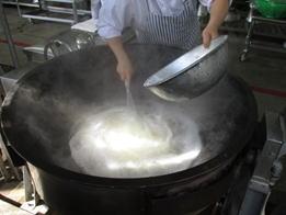 大鍋で寒天を煮溶かしている写真