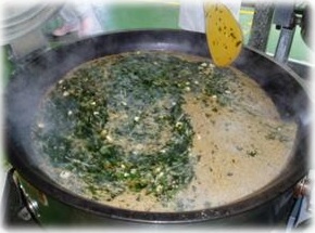 調味料を入れる様子