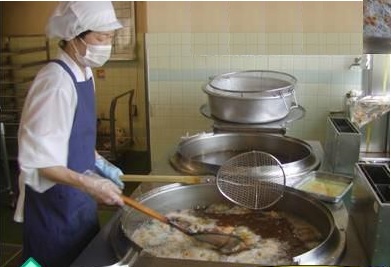揚げ物をする様子