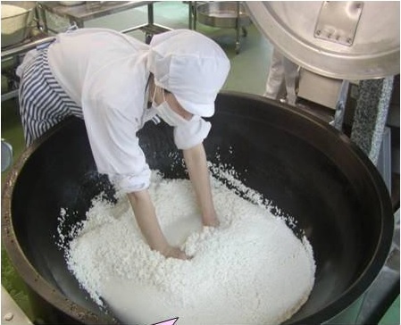 米を研ぐ様子