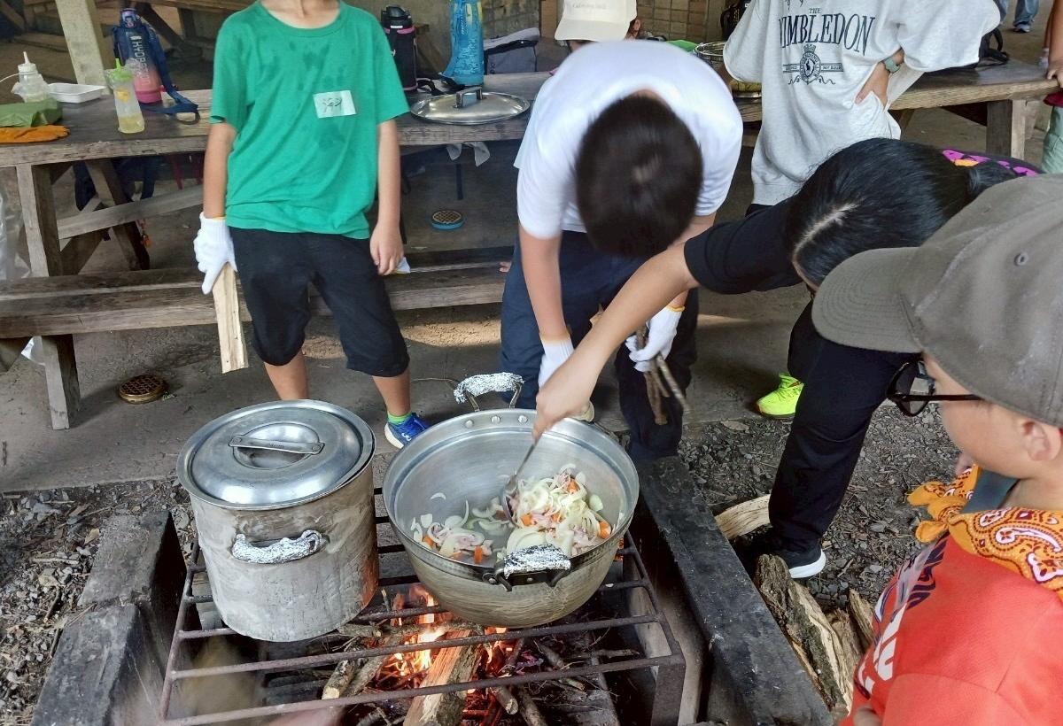 食事づくり(野外炊飯)の様子