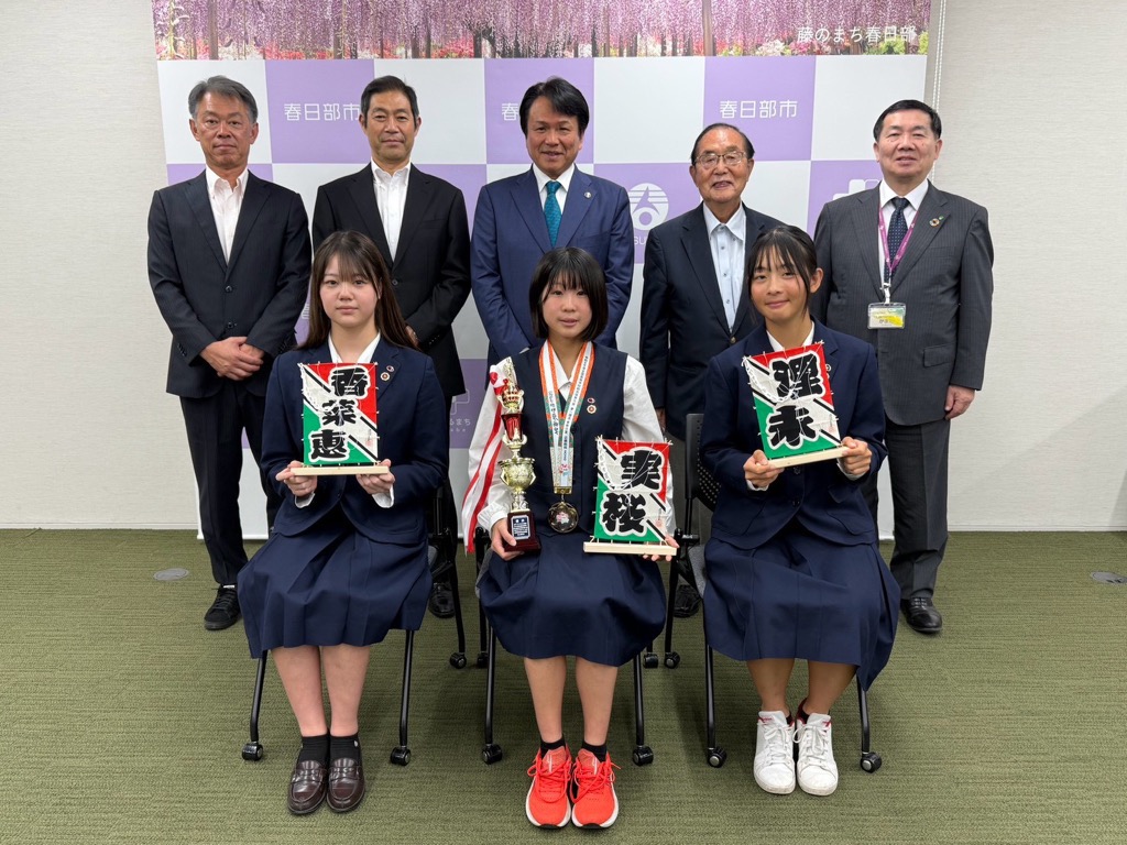 春日部女子高校生徒らと市長の記念写真