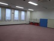 えんじ色のじゅうたんが特徴的な研修室2の写真
