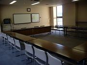 長方枠型に机が並べられている豊春地区公民館研修室2の写真