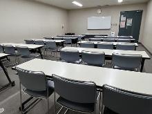 教室形式のレイアウトで使い勝手の良好な中央公民館多機能学習室の写真