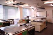 複数の調理台が備え付けられている豊野地区公民館実習室の写真