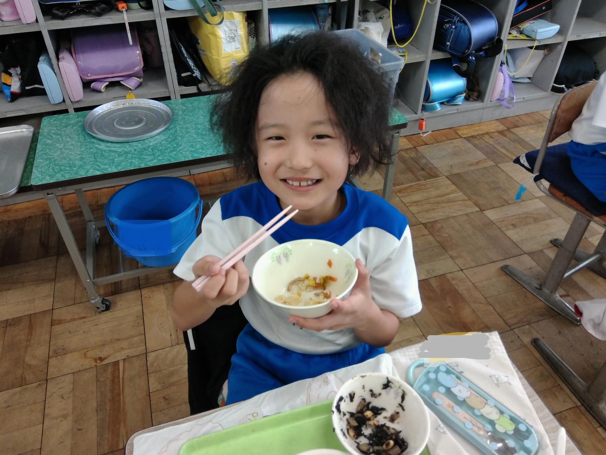 給食を食べる子どもの様子