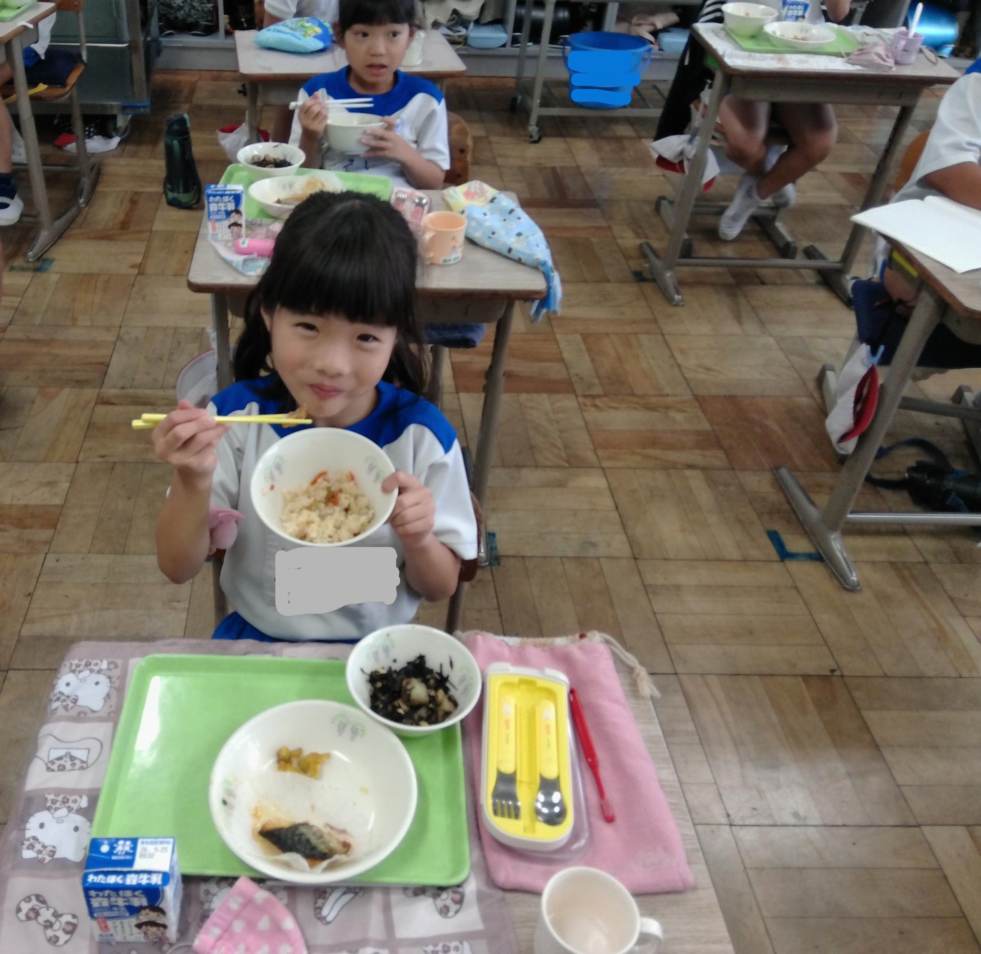 給食を食べる子どもの様子