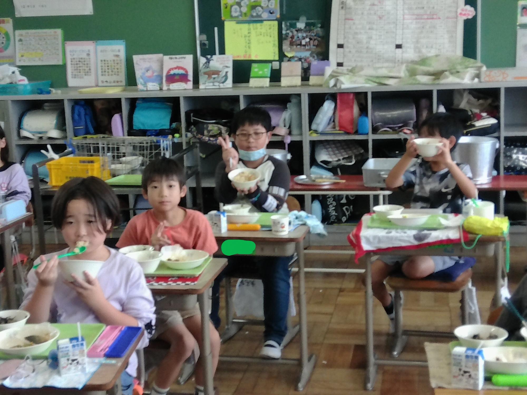 給食を食べる子どもの様子