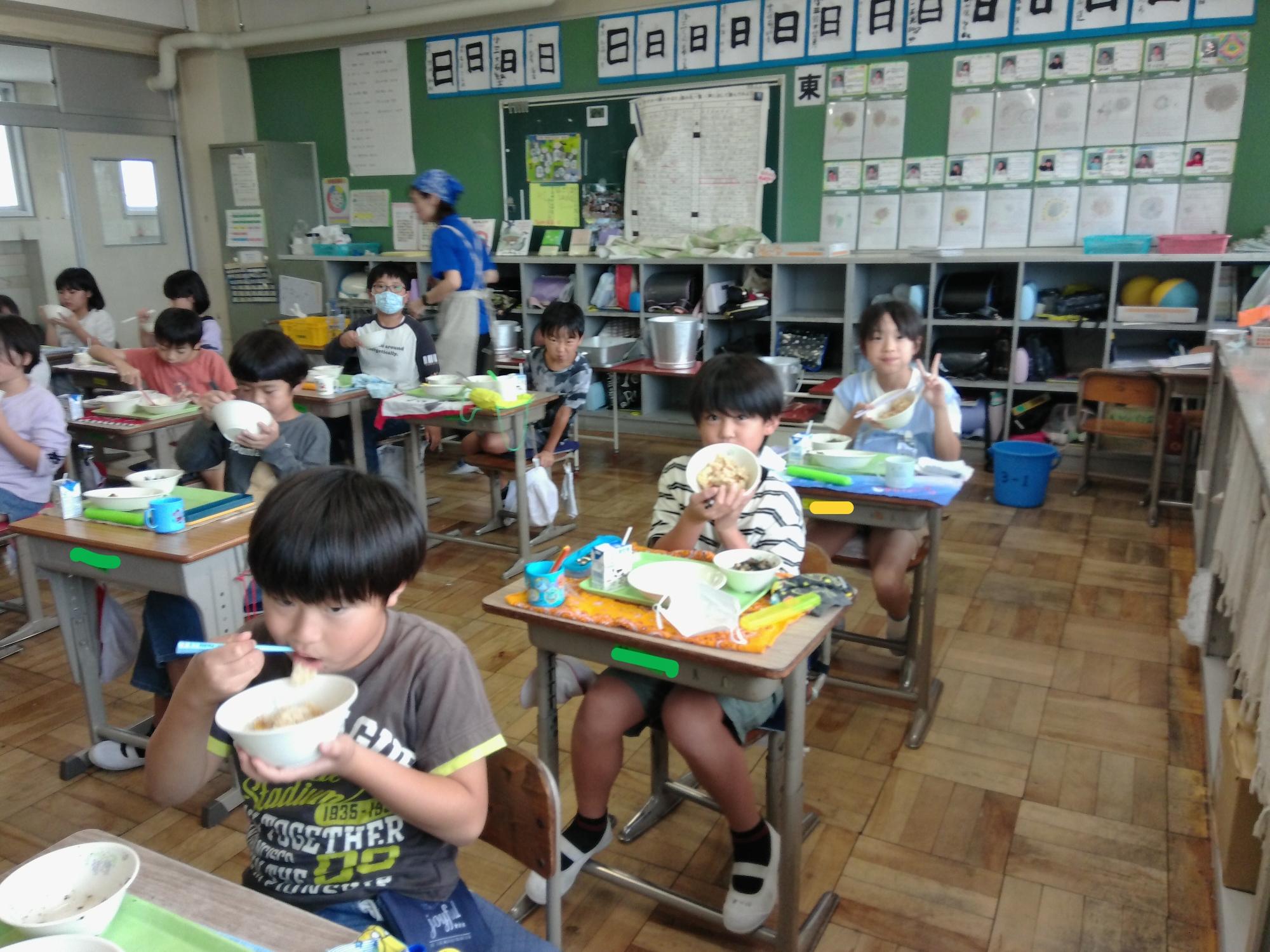給食を食べる子どもの様子