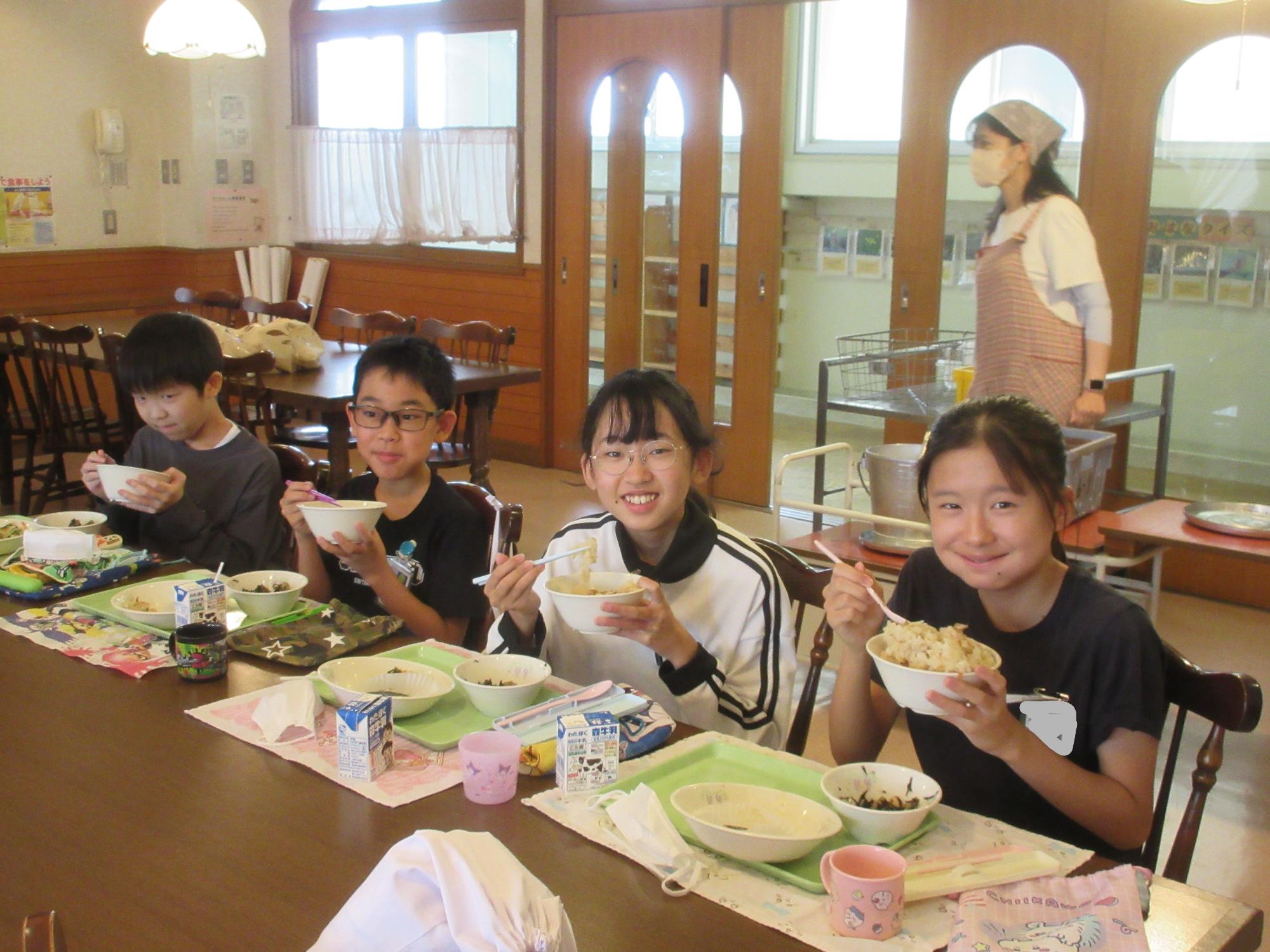 給食を食べる子どもの様子